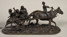 Rzeźba z brązu. Zaprzęg rosyjski. Trzy postacie na wozie ciągnięte przez konia z jeźdźcem na grzbiecieBok lewy