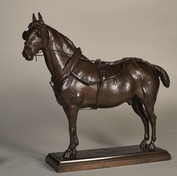 Rzeźba brązowa konia w uprzęży na płaskim postumencie. Ujęcie 3/4
