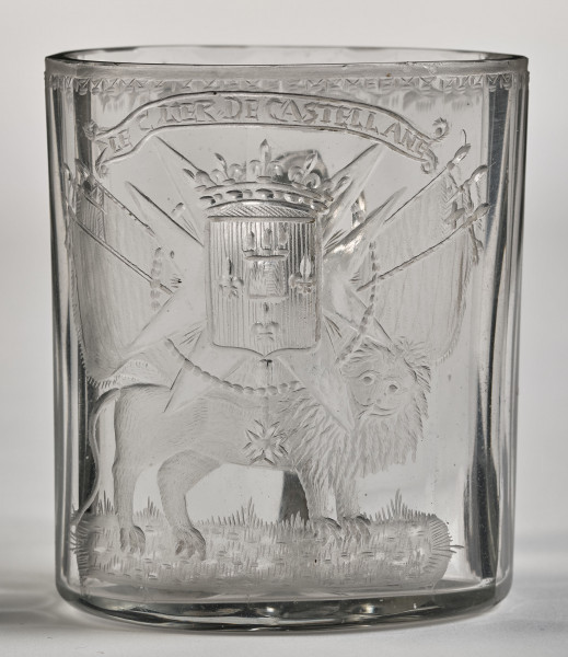 Kubek  szklany z herbem Ludwika XIV. Przód.