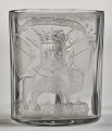 Kubek  szklany z herbem Ludwika XIV. Przód.