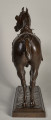 Rzeźba brązowa konia w uprzęży na płaskim postumencie. Tył