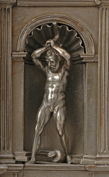 detal - postać Herkulesa w lewej niszy fasady