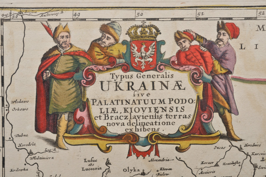 fragment lica - dekoracyjny kartusz, ujęty przez cztery postacie w charakterystycznym polsko-ukraińskim typie, zwieńczony tarczą z godłem Rzeczypospolitej