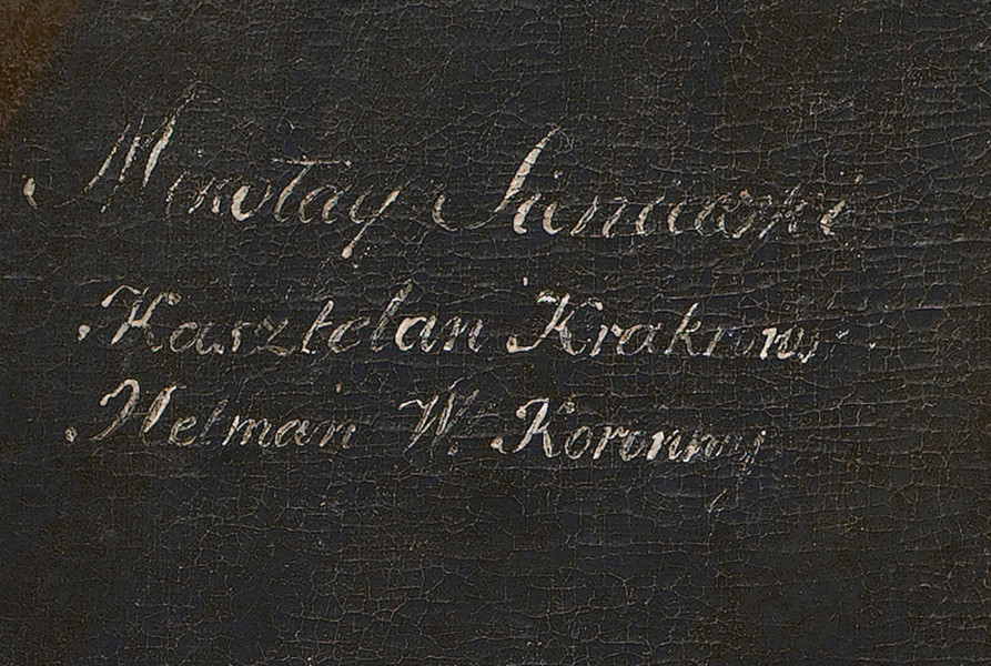 fragment lica obrazu - napis kursywą białą farbą: Mikołaj Sieniawski Kasztelan Hetman W. Koronny