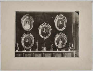 Fotografia z obrazami rodziny Potockich w Salonie Wejściowym,lico