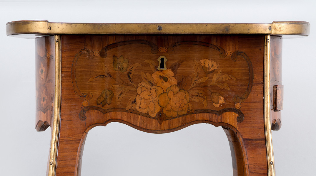 ujęcie z przodu - zbliżenie na zamkniętą szufladkę z zamkiem zawiasowym