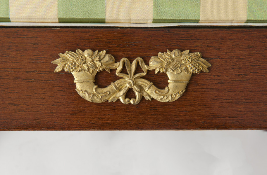 plakietka z brązu złoconego (rogi obfitości) na ramiaku od strony trzeciej
