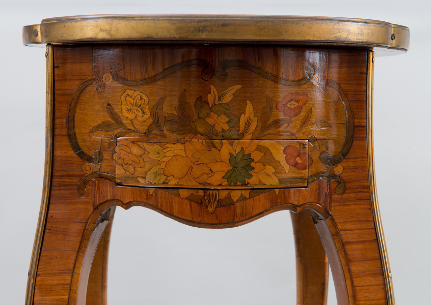 strona lewa - fragment zdobionego kolorową intarsją stolika z widoczną półeczką / szufladką