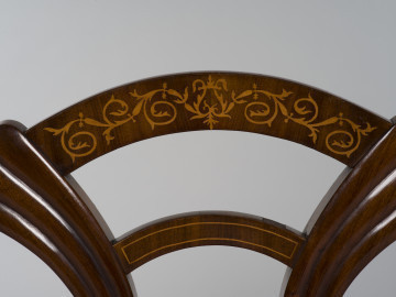 zbliżenie na opracie w kształcie wachlarza ze zdobieniem - intarsjowane gałązki tworzące symetryczne arabeski złączone pośrodku stylizowanym motywem liry