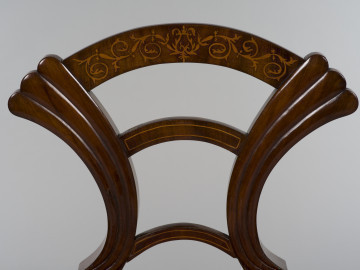 zbliżenie na opracie w kształcie wachlarza ze zdobieniem - intarsjowane gałązki tworzące symetryczne arabeski złączone pośrodku stylizowanym motywem liry