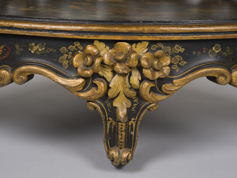 zbliżenie na dekorację środkowej części fartucha dolnej półki oraz środkowej nóżki