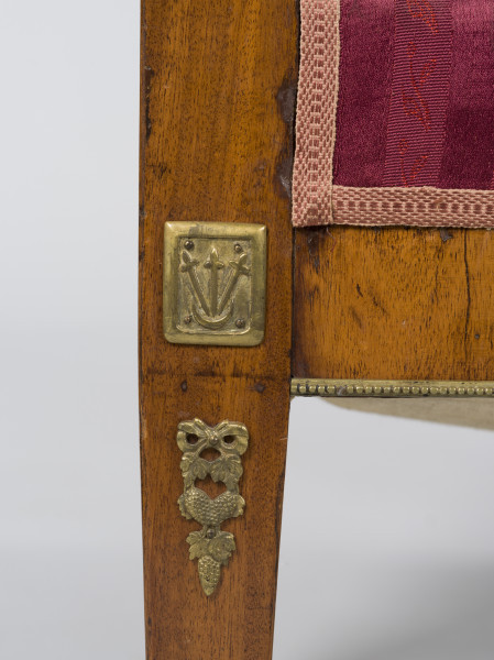 zbliżenie na okucia z brązu na przedniej prawej nodze