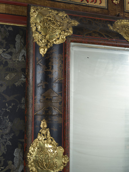 zbliżenie na dekorację ramy lustra