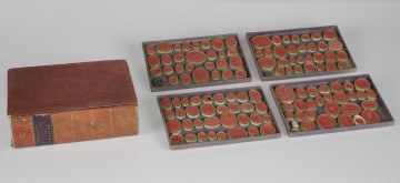 kartonowy futerał w formie księgi i 4 szufladki~pudełka w wyciskami