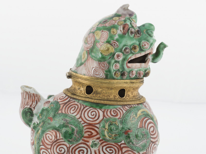 zbliżenie na dekorację głowy z prawego boku