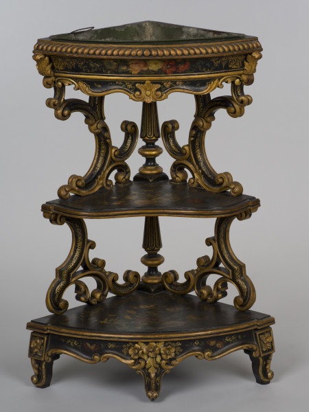 ujęcie 3/4 z przodu (lekko z góry)