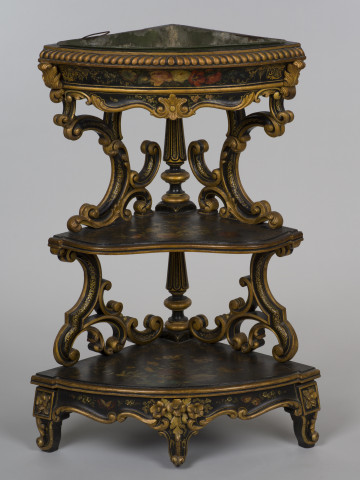 ujęcie 3/4 z przodu (lekko z góry)