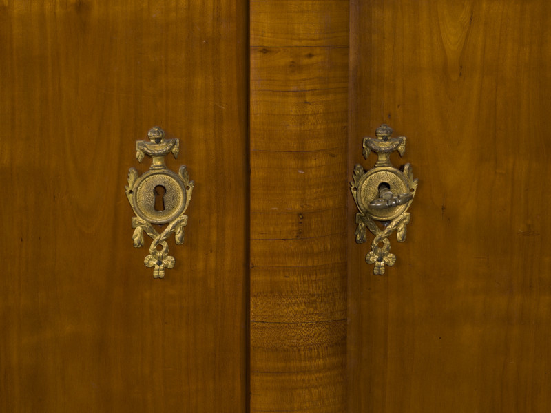 zbliżenie na dekorację okuciową wokół otworów na klucz