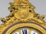 zbliżenie na antykizujący medalion przedstawiający prawy profil mężczyzny w wieńcu laurowym na głowie