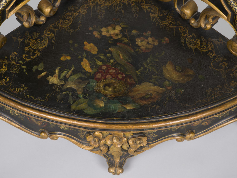 zbliżenie na dekorację dolnej półki z fartuchem