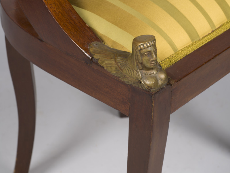 zbliżenie na zwieńczenie prawej przedniej nogi w formie sfinksa