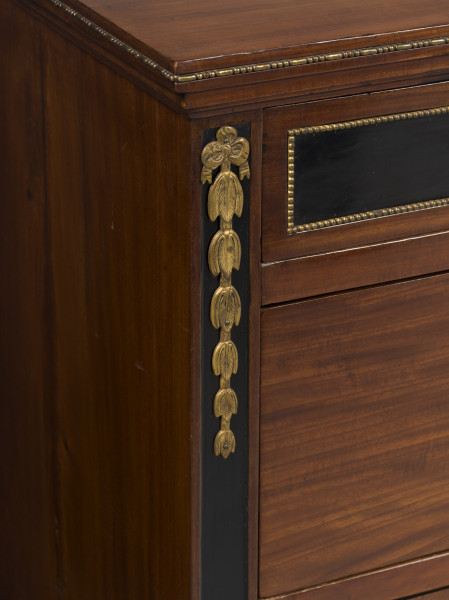 zbliżenie na dekorację górnej części płycin - brązowy ornament przypominajacy kampanulle
