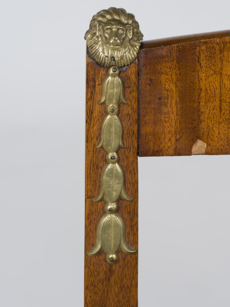 zbliżenie na okucia z brązu zwieńczające prawy ramiak oparcia