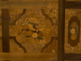 zbliżenie na dekorację intarsjowanego blatu (intarsje przedstawiają ptaki i owoce)