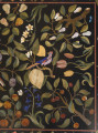 zbliżenie na mozaikową dekorację blatu - motywy roślinne i ptaków egzotycznych