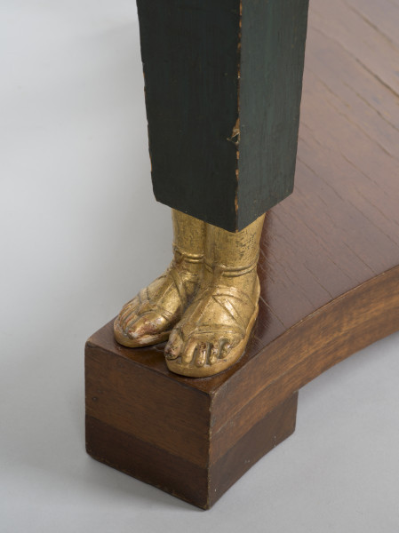 zbliżenie na dolną część dekoracji nogi w formie żeńskich stóp