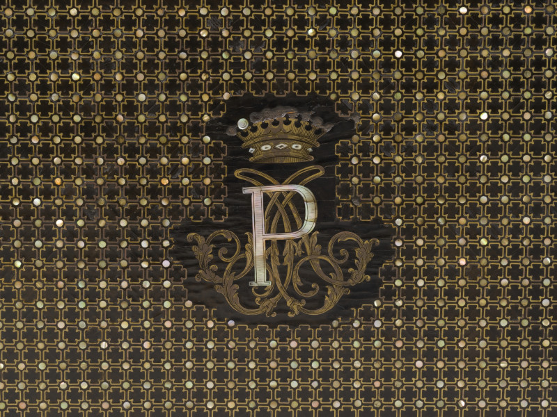 zbliżenie na dekorację blatu w postaci monogramu