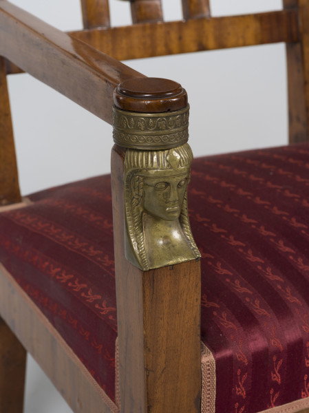 zbliżenie na zakończenie prawej nogi w formie egipskiej główki z brązu