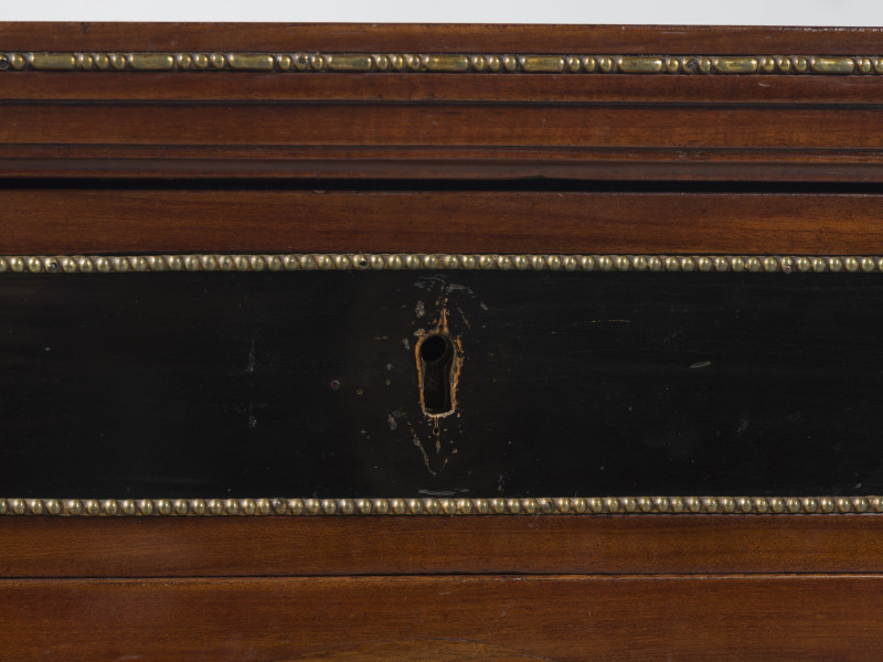 zbliżenie na dekorację szuflady górnej - płycinę prostokątną malowaną na czarno, obwiedzioną perełkowaniem
