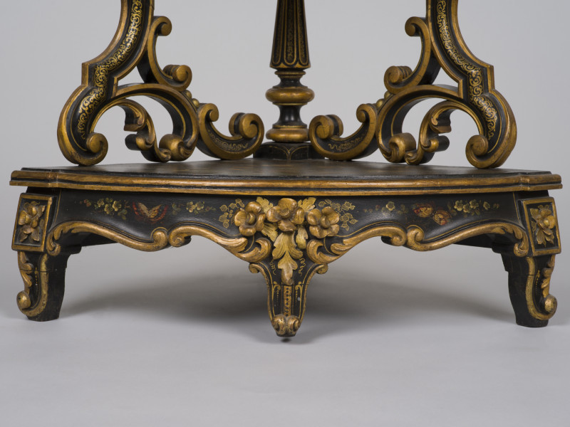 zbliżenie na frontową listwę fartucha z nóżkami