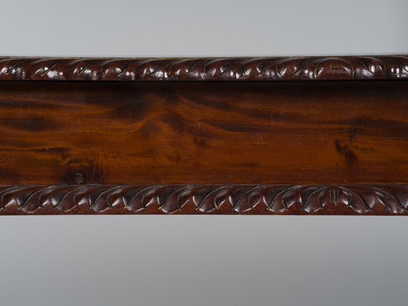 zbliżenie na krawędzie blatu i cargi zdobione rzeźbionym uproszczonym ornamentem roślinnym