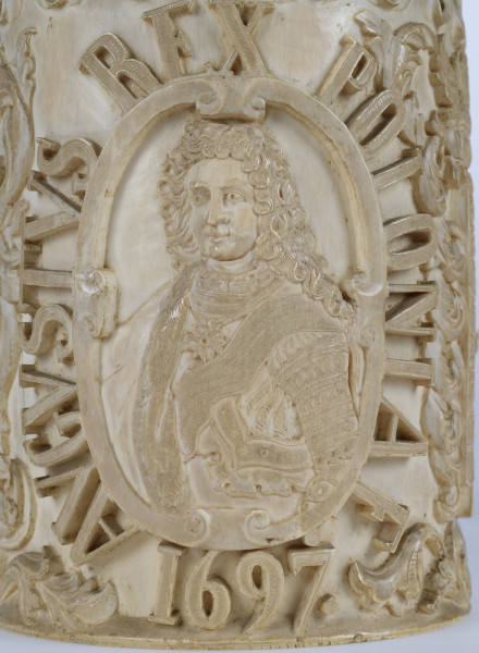 zbliżenie na ekorację plastyczną: w owalnym medalionie portret Augusta II zwróconego w trzech czwartych w prawo