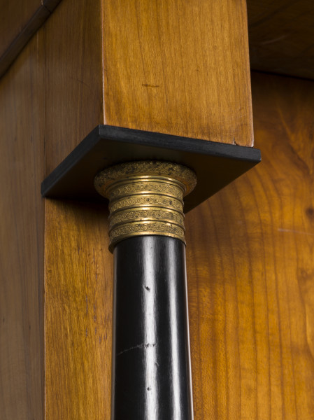 zbliżenie na zwieńczenie prawej kolumienki