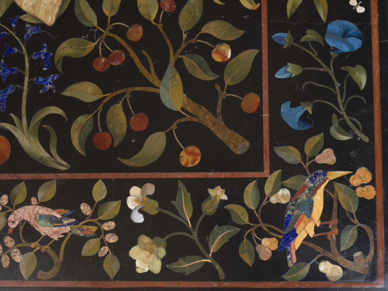 zbliżenie na mozaikową dekorację blatu - motywy roślinne i ptaków egzotycznych