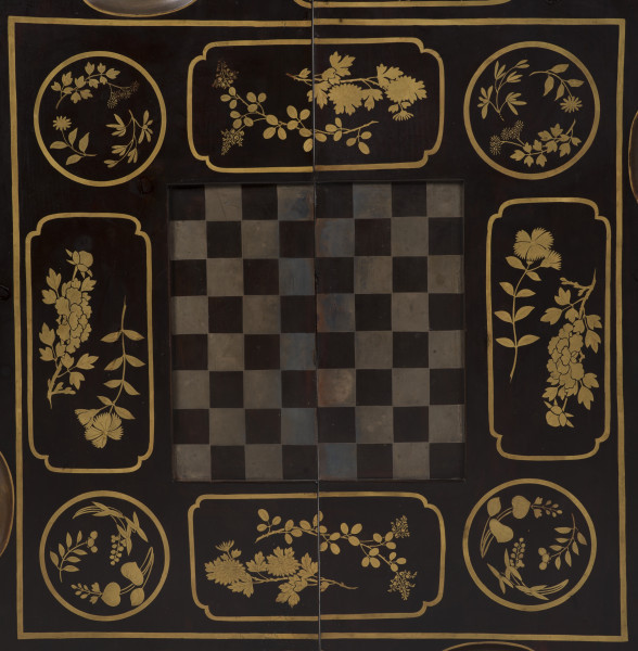 zbliżenie na dekorację pierwszej części blatu -  szachownica i złota dekoracja kwiatowa