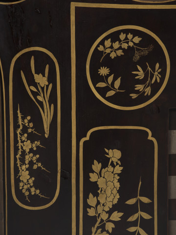 zbliżenie na dekorację pierwszej części blatu - złota dekoracja kwiatowa