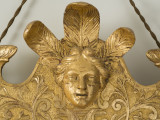 zbliżenie na rzeźbioną dekorację ramy w formie kobiecej głowy w pióropuszu