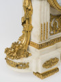 zbliżenie na dekorację obudowy zegara w kształcie rogu obfitości z brązu złoconego
