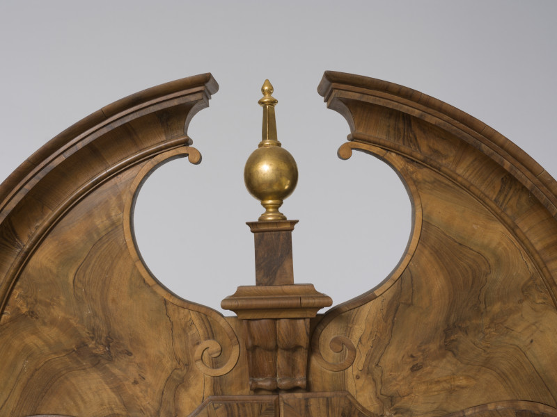 zbliżenie na&nbsp;dekoracyjne zwieńczenie sekretery