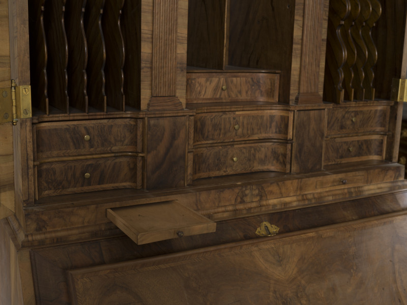 zbliżenie na&nbsp;szufladki i&nbsp;skrytki sekretery