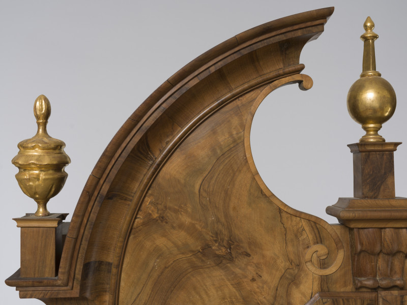 zbliżenie na&nbsp;dekoracyjne zwieńczenie sekretery