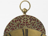 zbliżenie na dekoracyjne zwieńczenie zegara - ażur z herbem Gdańska, nad nim pierścień pozwalający zawiesić zegar na ścianie