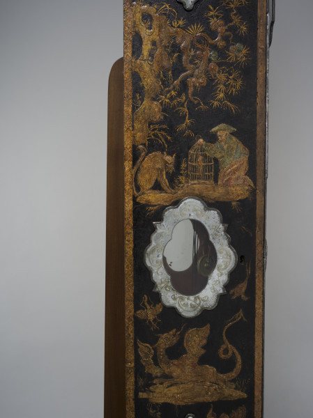 zbliżenie na dekorację prawego boku w postaci reliefowych motywów chinoiserie