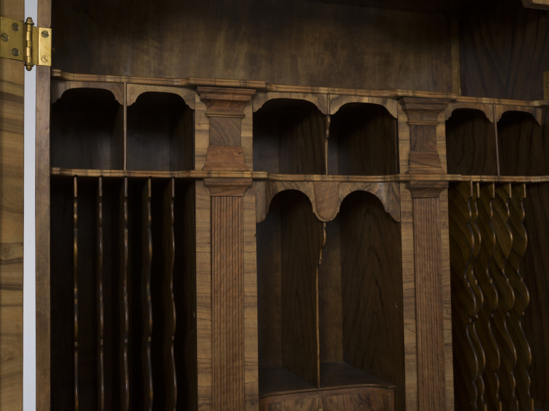 zbliżenie na&nbsp;szufladki i&nbsp;skrytki sekretery