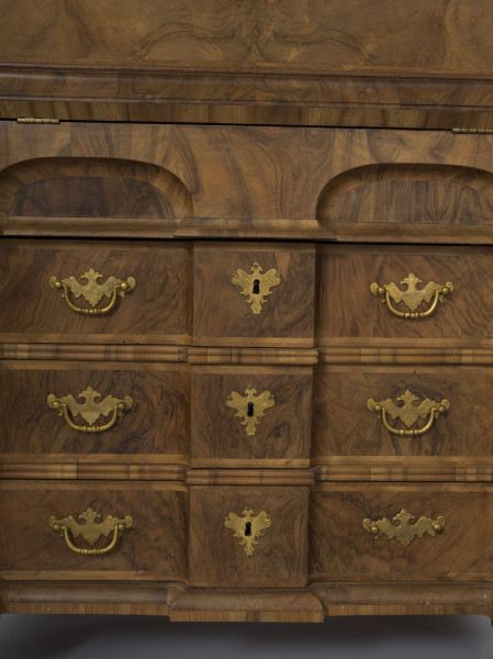 zbliżenie na&nbsp;okuciową dekorację szuflad