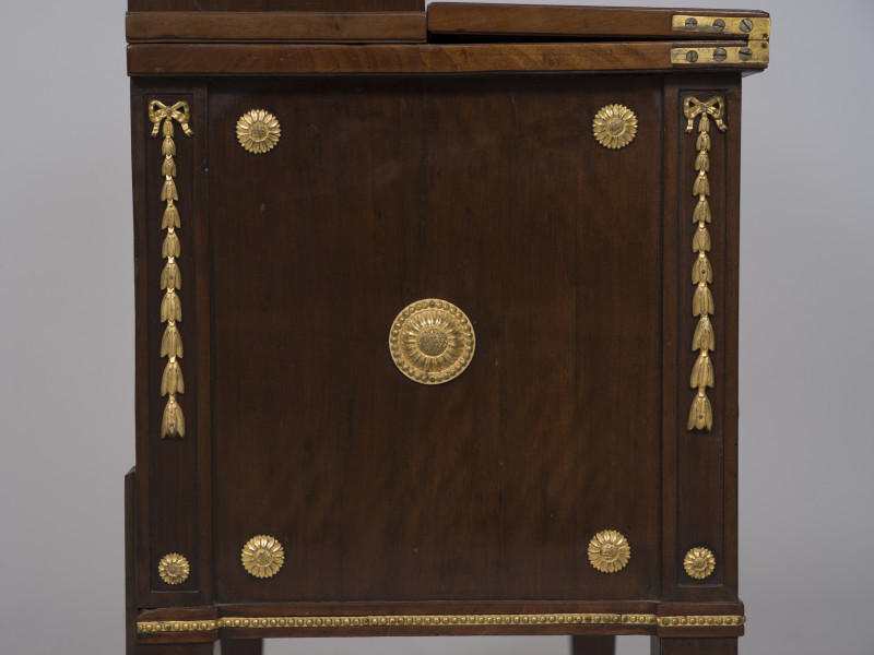 zbliżenie na dekoracyjne okucia prawego boku podstawy